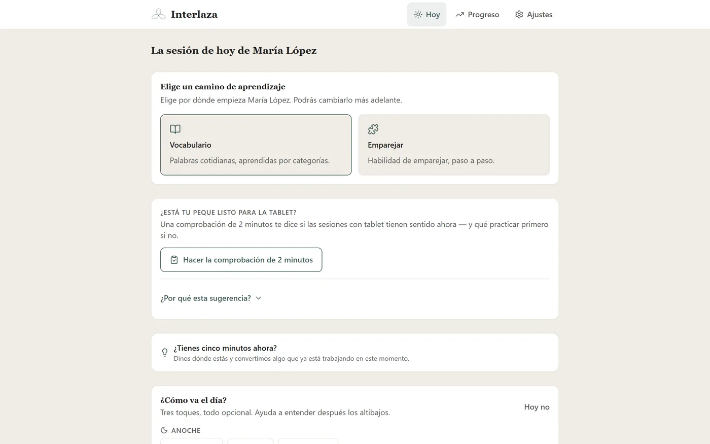 La pantalla Hoy del plan Familia: la elección entre un camino de vocabulario y uno de emparejamiento, la comprobación de preparación de dos minutos y el registro diario opcional